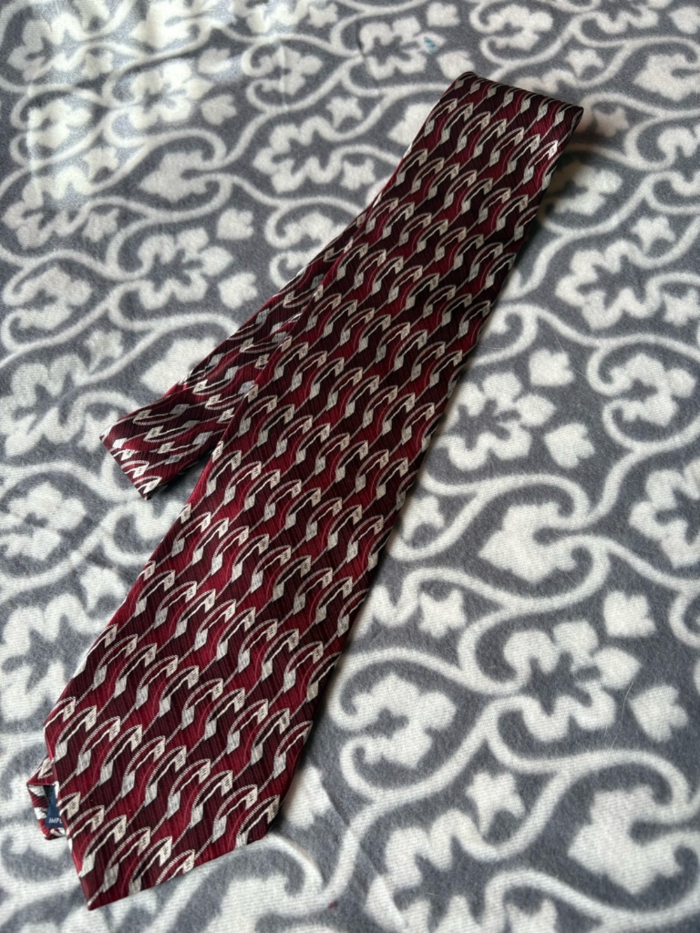 Arrow Men's Burgundy and Silver Patterned Silk Tie